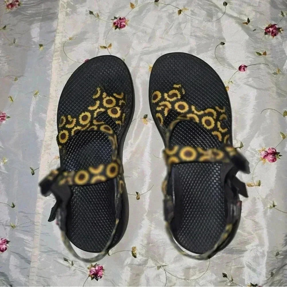 Sunflower 🌻 Chacos sz 9 - Picture 4 of 7